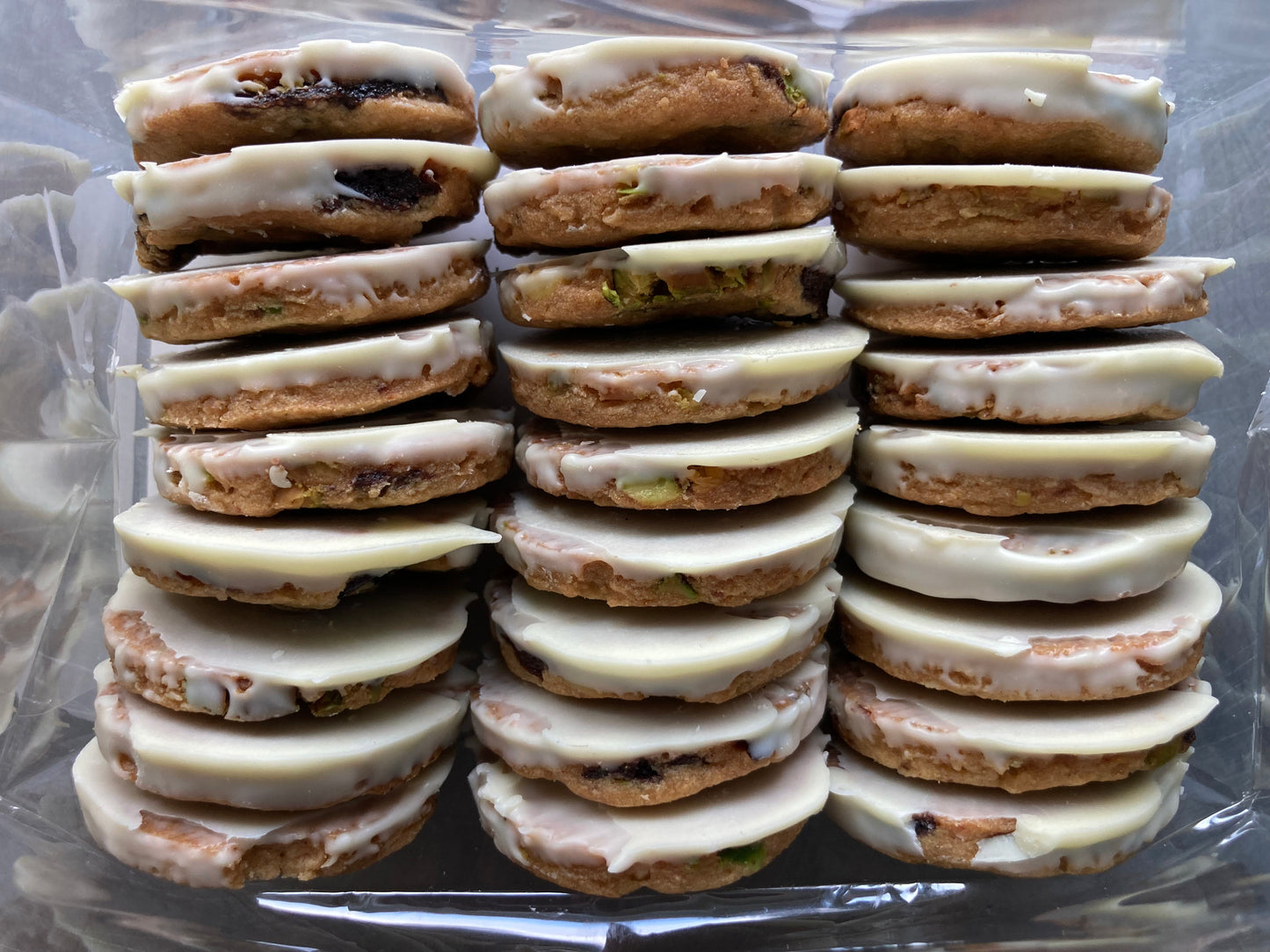 Boîte de biscuits coco-cerises et pistaches et chocolat blond