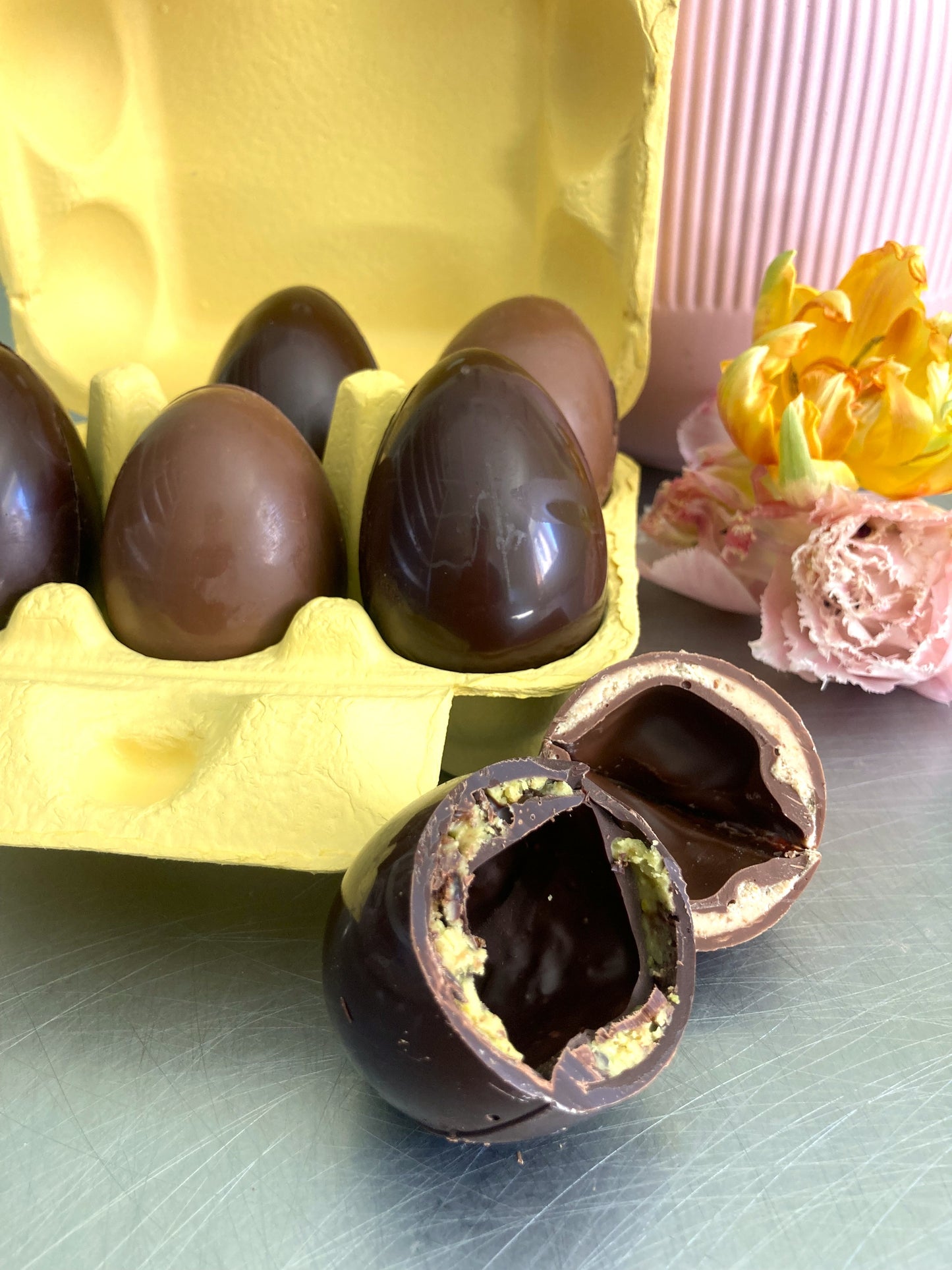 Boîte de 6 oeufs avec une coquille pralinée noisette et pistache