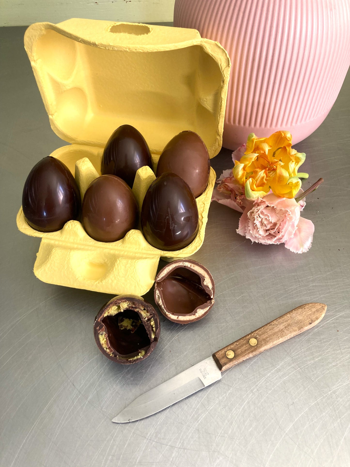Boîte de 6 oeufs avec une coquille pralinée noisette et pistache