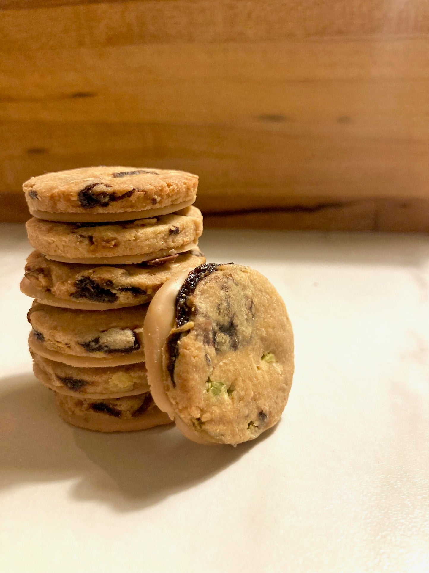 Biscuits coco-cerises pistaches et chocolat blond