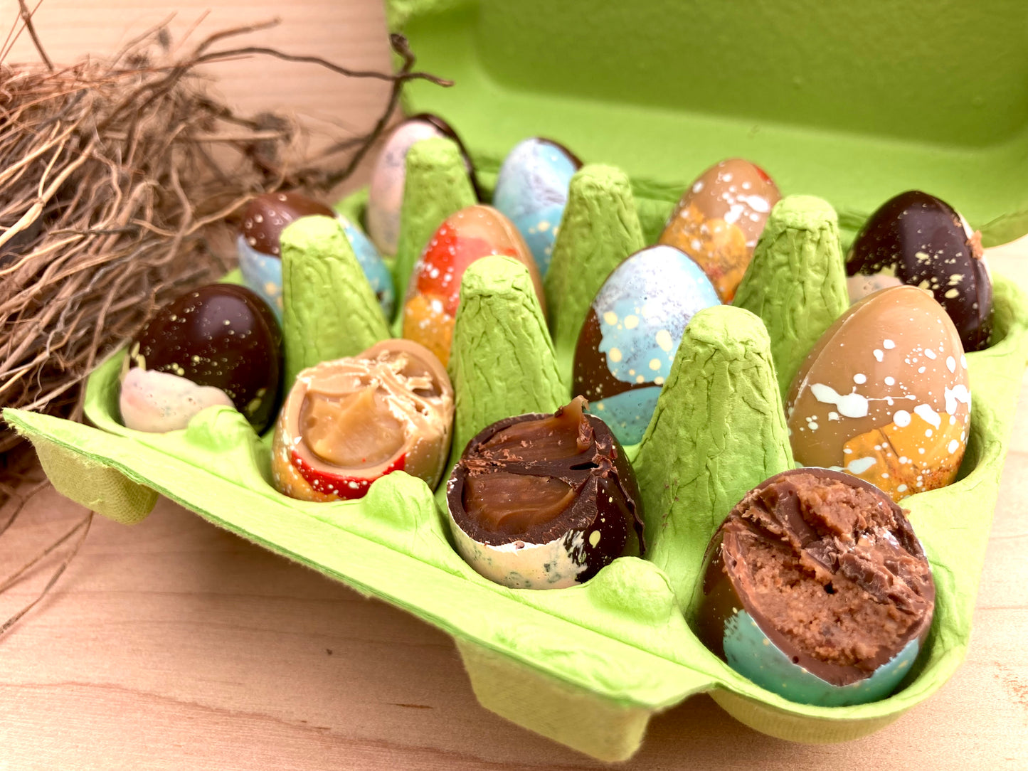 Cocos de cailles en chocolat garnis de ganache et de praliné