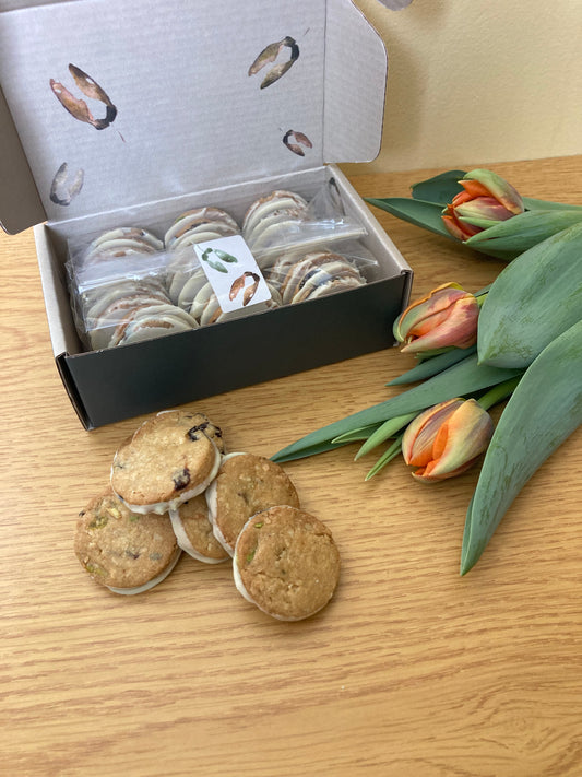 Boîte de biscuits coco-cerises et pistaches