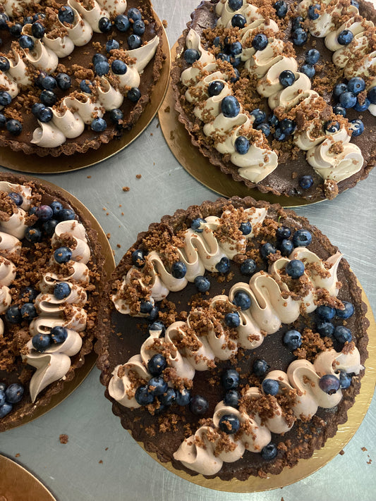 Tarte au chocolat, bleuets, chantilly érable et crumble cacao